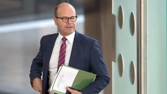 Oliver Schenk (CDU), Minister für Bundes- und Europaangelegenheiten in Sachsen, steht vor Beginn der Sitzung des Sächsischen Landtags im Plenarsaal.