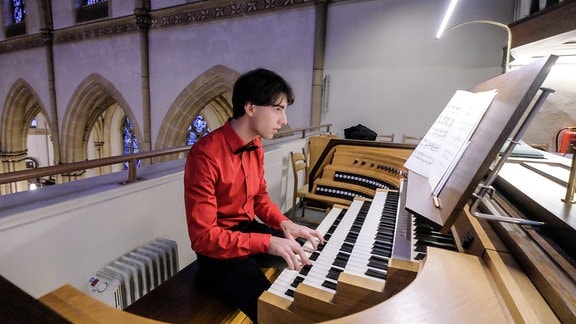 Pascal Kaufmann spielt Orgel.