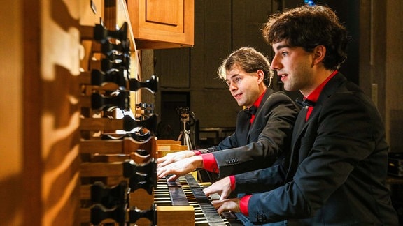 Pascal und Markus Kaufmann an der Orgel