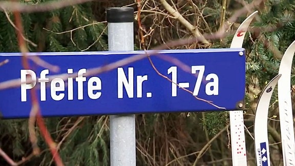 Ein Straßenschild mit der Aufschrift Pfeife Nummer eins bis sieben a. Pfeife gehört zur Gemeinde Röderaue, Landkreis Meissen.
