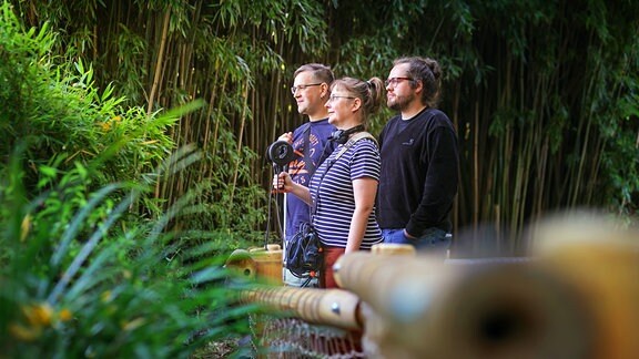 Daniel, Marion, Konstantin und die "Öhrchen" erkunden den Zoo Leipzig und schauen in ein Gehege.