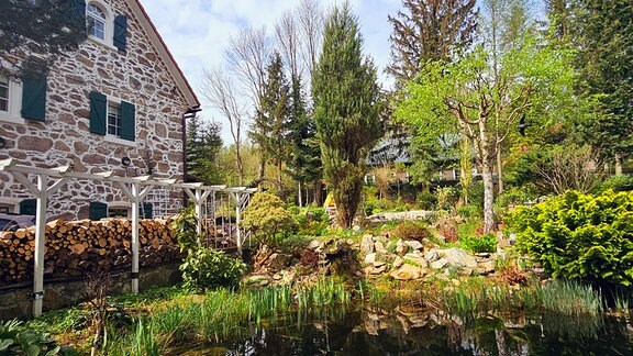 Wohnhaus aus Naturstein in Wäldchen am Teich