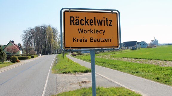 Ortseingangsschild am Ortseingang zu Räckelwitz.