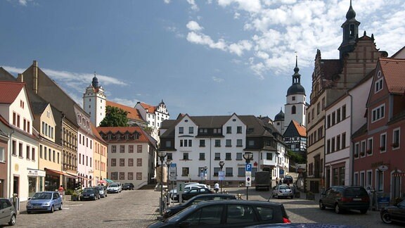 Marktplatz mit Rathaus (rechts) und Schloss Colditz.