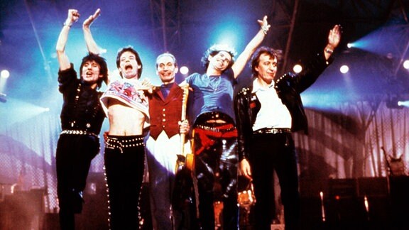 Die Rolling Stones empfangen den Beifall auf einer Bühne (1991)
