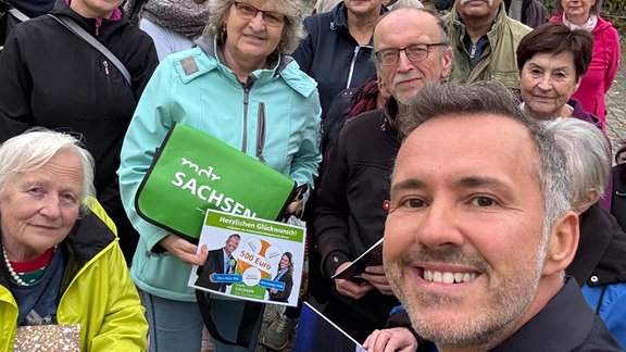 Selfie-Gruppenportrait mit Postern der Aktion "Sachsenmillion"