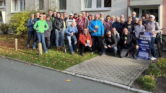 Gruppenfoto vor Plattenbau.