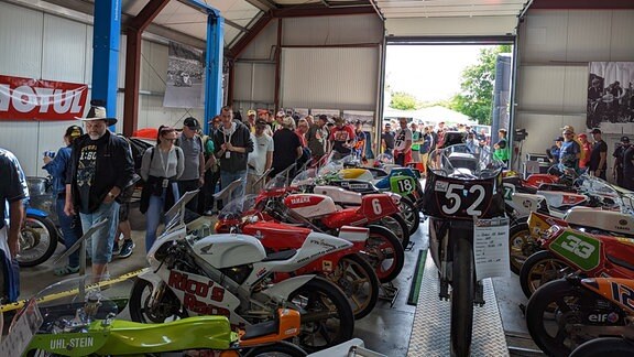 Die Motorradausstellung auf dem Sachsenring zeigt historische Motorräder.