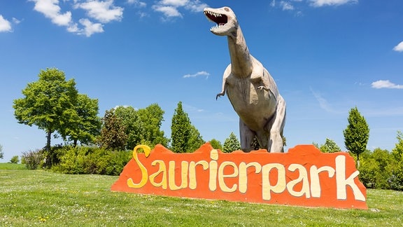 Figur von einem Dinosaurier am Eingang zum Freizeitpark, Saurierpark Kleinwelka bei Bautzen.