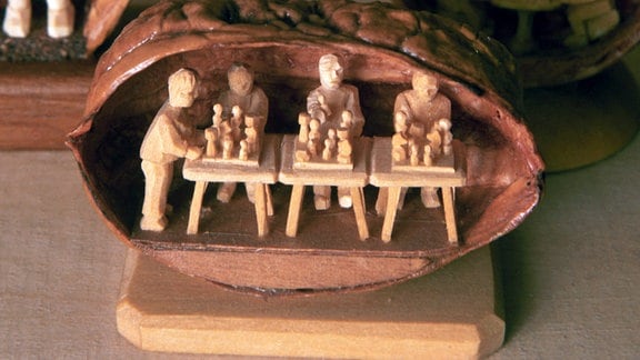 Schachspielergruppe in einer Walnußschale