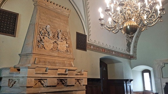 Blick in den Hochzeitssaal mit Kamin auf Schloss Kuckuckstein