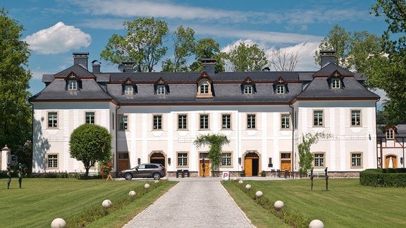 Einfahrt zum Pałac Pakoszów - Schloss Wernersdorf in Niederschlesien