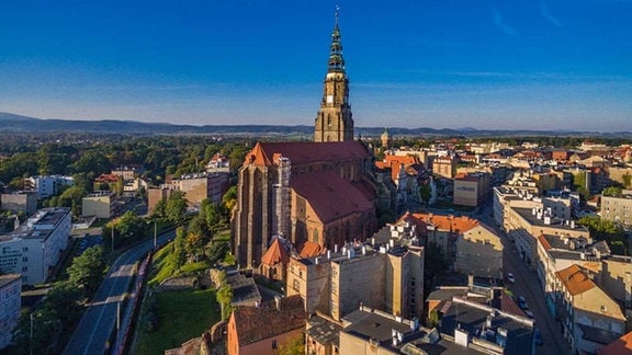 Blick auf Świdnica / Schweidnitz. Die Stadt gehört zu den ältesten Städten in Niederschlesien. Erste urkundliche Erwähnung erfolgte 1243.