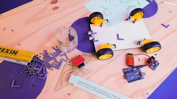 Kinder arbeiten an ihren Roboterkreationen