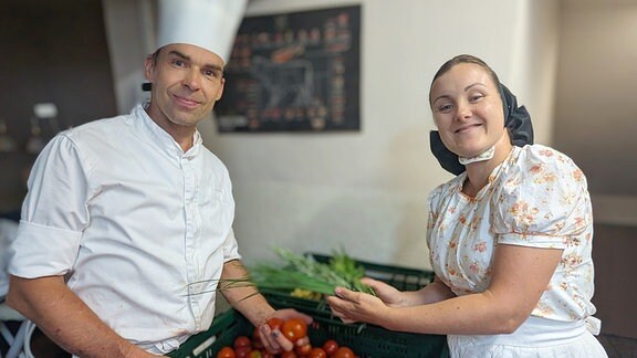 Ein Mann und eine Frau mit Gemüse.
