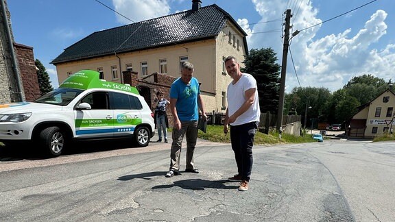 Harald Fischer und Silvio Zschage stehen auf der sehr schlechten Straße in Starbach