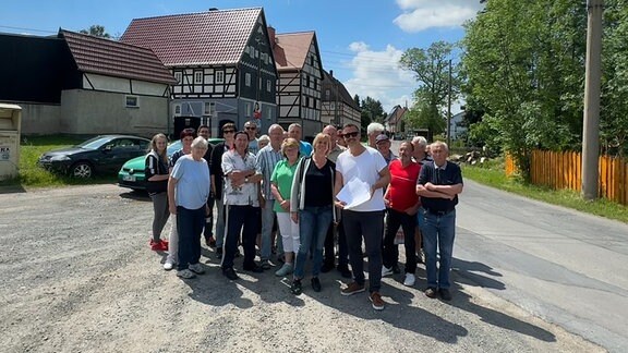 Menschen stehen auf einer Straße