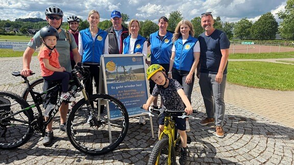 Menschen posieren für ein Gruppenfoto