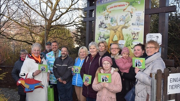 Silvio Zschage mit Hörerinnen und Hörern am „Zoo der Minis“ in Aue