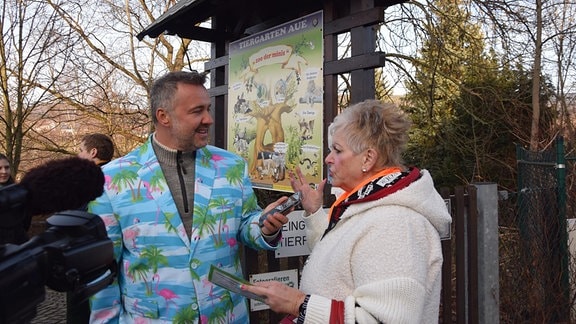 Silvio Zschage mit Hörerinnen und Hörern am „Zoo der Minis“ in Aue