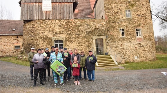 Silvio Zschage mit Hörerinnen und Hörern in Burkhardswalde