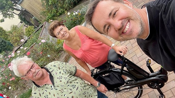Silvio Zschage übergibt zwei E-Bikes an Peter Härtel und seine Frau in Chemnitz