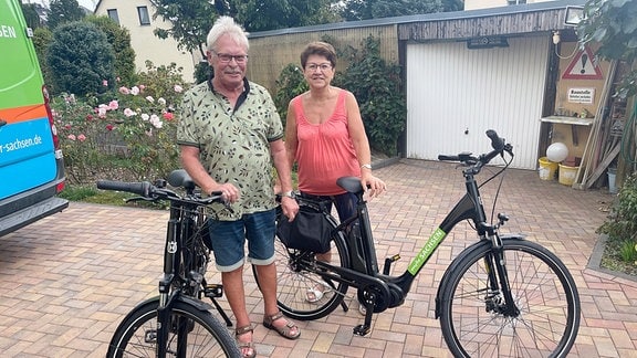 Silvio Zschage übergibt zwei E-Bikes an Peter Härtel und seine Frau in Chemnitz