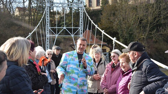 Silvio Zschage mit Hörerinnen und Hörern auf der längsten Hängebrücke in Sachsen in Grimma