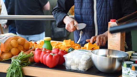 Silvio Zschage kocht Suppe in Belgern