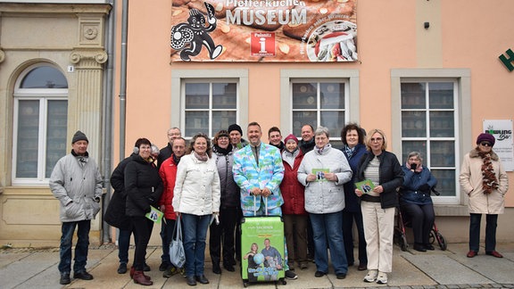 MDR SACHSEN Moderator SIlvio Zschage mit Zuhörerinnen und Zuhörern in Pulsnitz