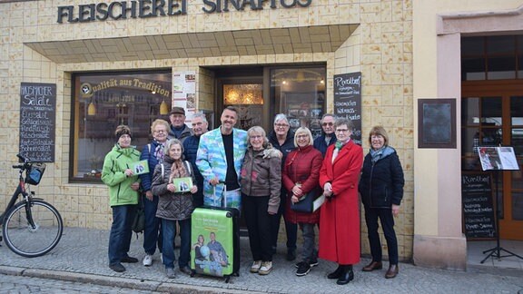 Moderator Silvio Zschage dicht umringt in Hoyerswerda.