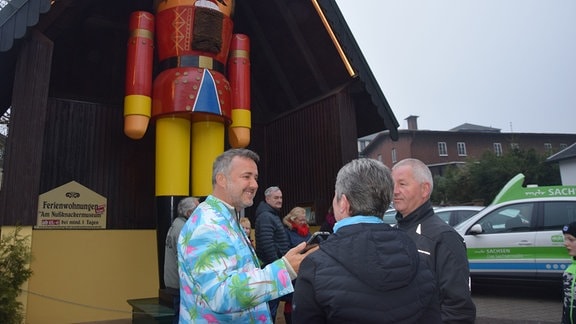 Auffällig und schick gekleidet traf Silvio Zschage auf Hörerinnen und Hörer in Neuhausen. Sie waren vor Ort um sich eines der zehn „Goldenen Tickets“ zu sichern, um ihre Chancen für das Gewinnspiel „Um die Ecke - um die Welt“ zu erhöhen. 