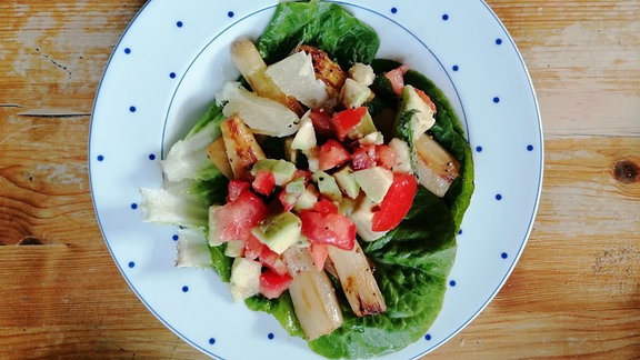 Ein Salat auf einem Teller.