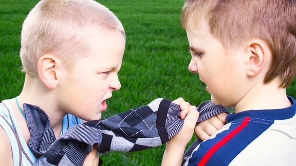 Zwei Jungen stehen sich streitend gegenüber