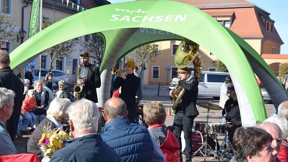 Eine Musikgruppe unter einem Pavillon