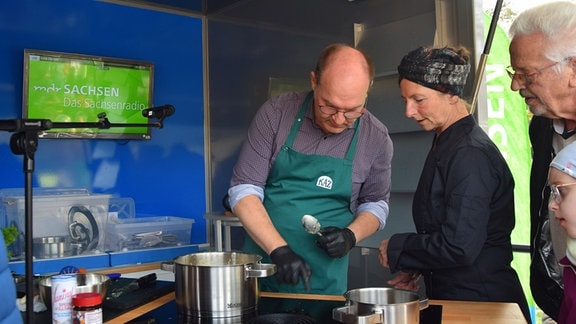 Der Bürgermeister von Zwönitz, Wolfgang Triebert, im Gespräch mit Köchin Kathi Wetzel.