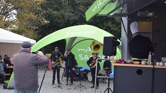 Eine Band unter einem grünen Pavillon