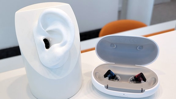 Moderne Hörgeräte und ein Ohrmodell