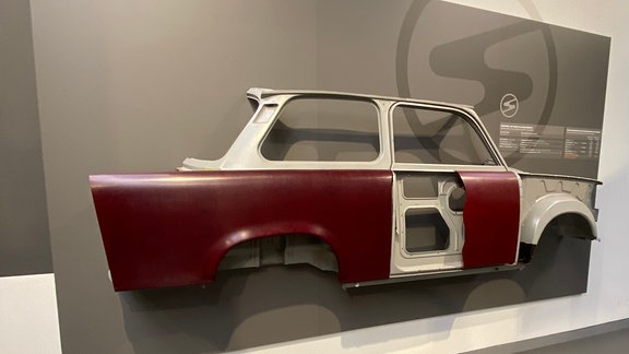 Der Trabant hatte einen Metallrahmen, auf denen die braunen Duroplast-Karosserie-Teile befestigt wurden. 