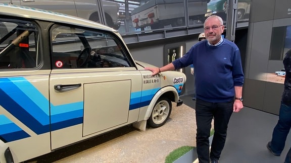 Rallye-Fahrer Wolfgang Kießling an seinem Rennwagen 