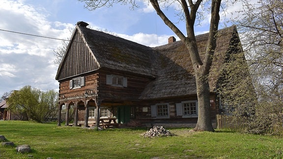 Ein traditionelles Haus im Grünen