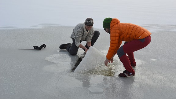 Zwei Männer auf einem zugefrorenen See