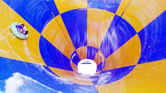 Schlauchbootfahrer genießen 2005 die Fahrt auf der Wasserrutsche des "Tornado Water Ride" im Six Flags Freizeitpark in Eureka