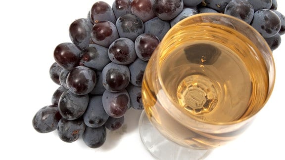 Weintrauben neben Weinglas