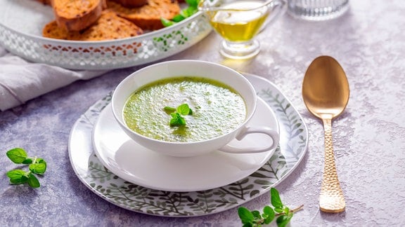 Zucchini Suppe, festlich angerichtet