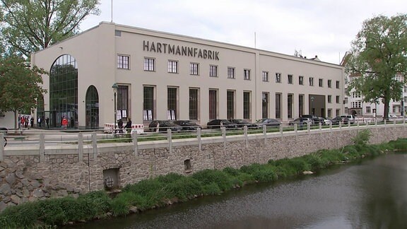 Gebäude Außenansicht, Schriftzug Hartmannfabrik an Außenwand.