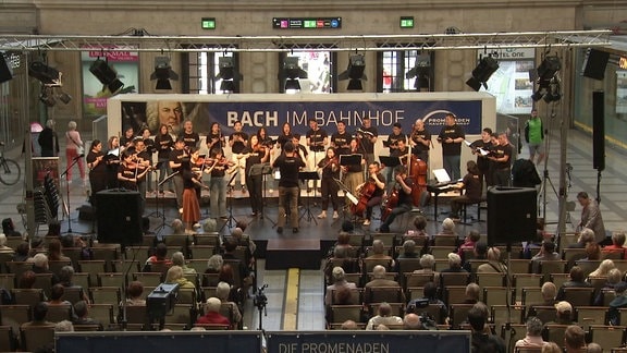 Musiker geben Konzert im Leipziger Bahnhof.