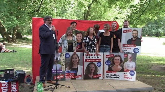 Team der Linken posiert gemeinsam bei Wahlkampfauftakt.