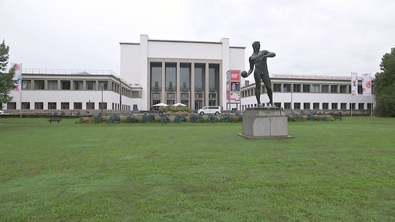 Hygienemuseum, ein langgestrecktes, weißes Haus mit großem Portal, davor eine Statue.