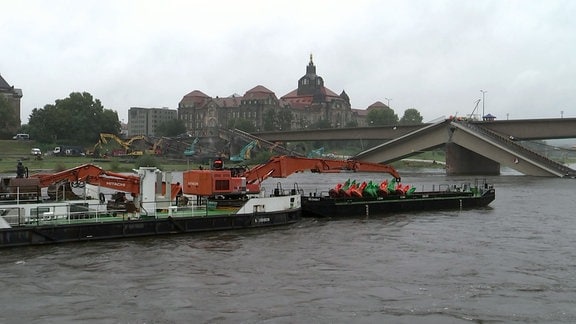 Schwimmbagger auf der Elbe nähern sich der Carolabrücke.